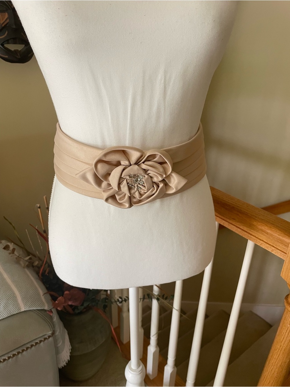 Neutral Beige Floral Obi Belt with Center Embellishment -EUC - Picture 3 of 13